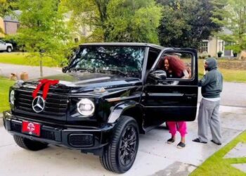 Davido Surprises Wife Chioma with 2025 Mercedes-Benz G-Wagon Worth ₦240m